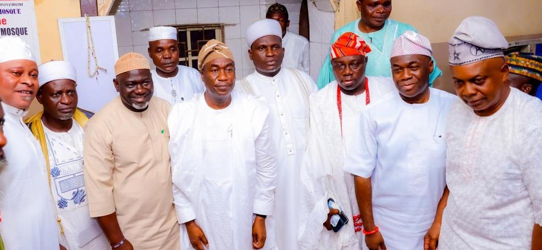 Lagos State Deputy Governor, Dr. Kadri Obafemi Hamzat (4th left); Special Adviser to Lagos State Governor on Islamic Matters, Hon. Abdullahi Jebe (1st left); Chairman, Ikeja Local Government, Comrade Akeem Olalekan Dauda (3rd left); Chief Imam of Ikeja Central Mosque, Ikeja, Alhaji Khamorudeen Ilo and family members of the Late Chief Rafiu Bakare Jafojo, the first civilian Deputy Governor of Lagos State, after a Special Jumaat and Prayer at the 10th Year Remembrance and prayer in honour of His Excellency, Late Chief Rafiu Bakare Jafojo, the first civilian Deputy Governor of Lagos State, at the Ikeja Central Mosque, Ikeja,